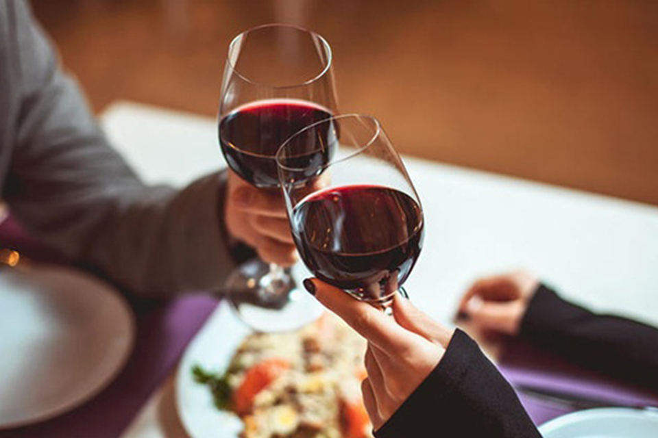 Uống rượu vang đỏ có thể giảm huyết áp cao